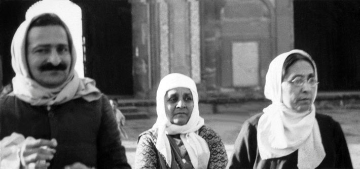 India, possibly Agra : Meher Baba, Soonamasi & Gulmai. Courtesy of MN Collection