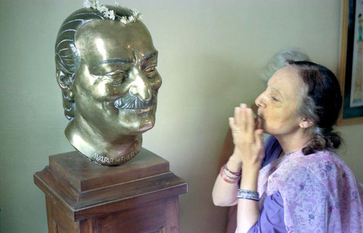 1977, Meherabad ; Mehera with Baba's bust - photo by David Fenster