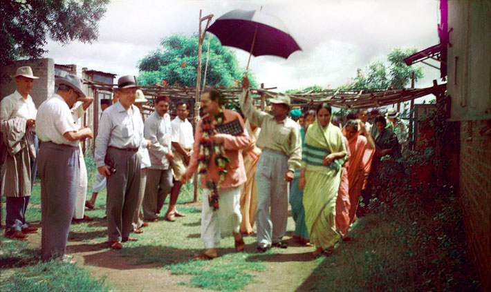 1954 : Kumar holding the umbrella for Meher Baba at Meherabad with the Western men who stayed with Baba for 3 weeks.