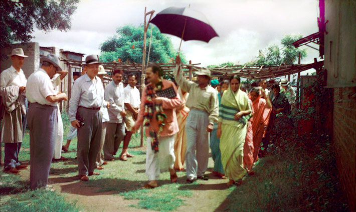  1954 : Kumar holding the umbrella for Meher Baba at Meherabad with the Western men who stayed with Baba for 3 weeks.