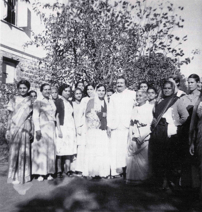 1948 : The women mandali in front of the East Room, U.Meherabad, India. Meheru Dastur is on the right of Meher Baba. Courtesy of Lord Meher Vol.9-10 p.3246. 