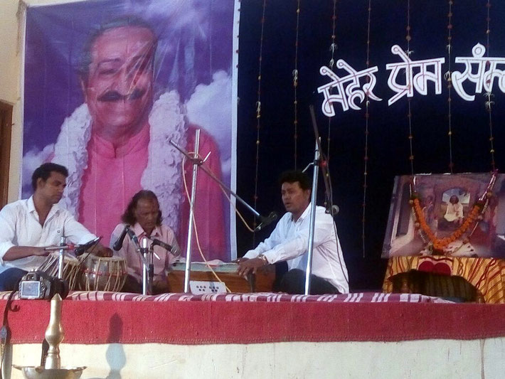 Dev Jat performing