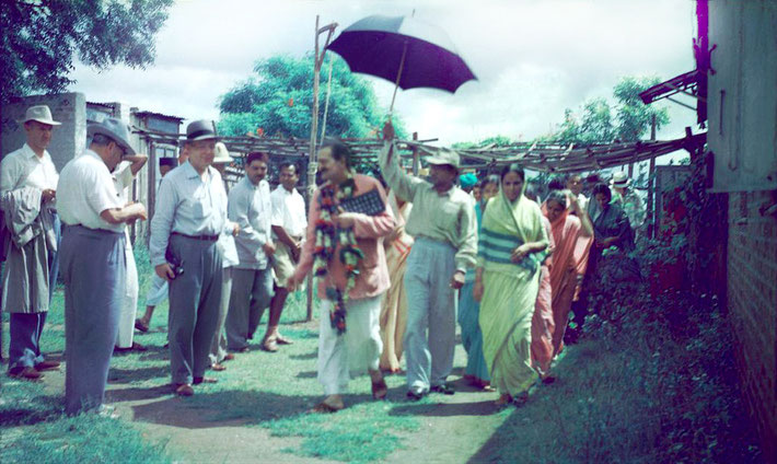 MSI Collection ; 1954 India - Joseph on the left looking down