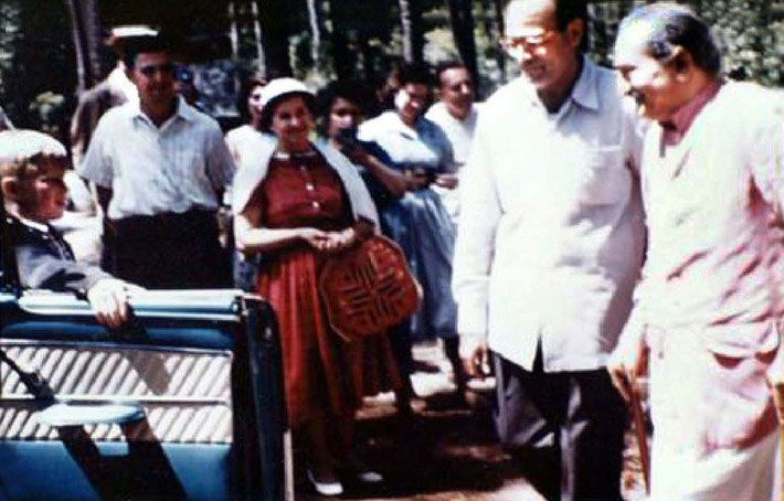 1958 : Charles Haynes has opened the car door for Baba at the Meher Center, SC. Courtesy of Charles Haynes.