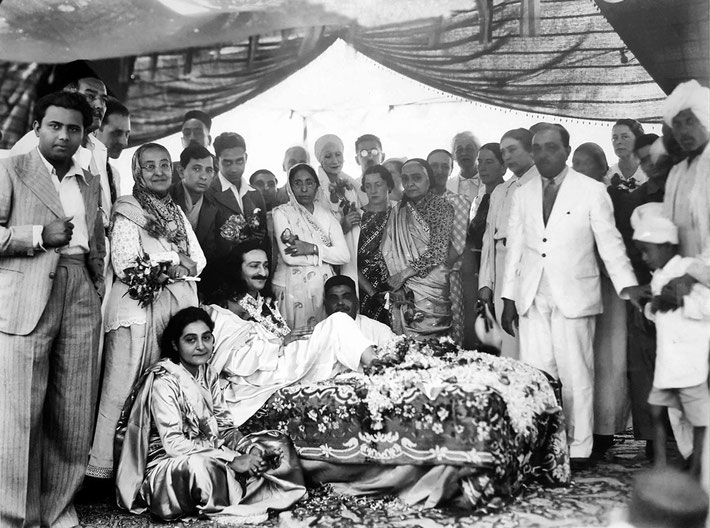 1937 : Meher Baba's Birthday in Nasik. Minoo is standing behind Baba and next to Shireen Irani ( Baba's mother ).