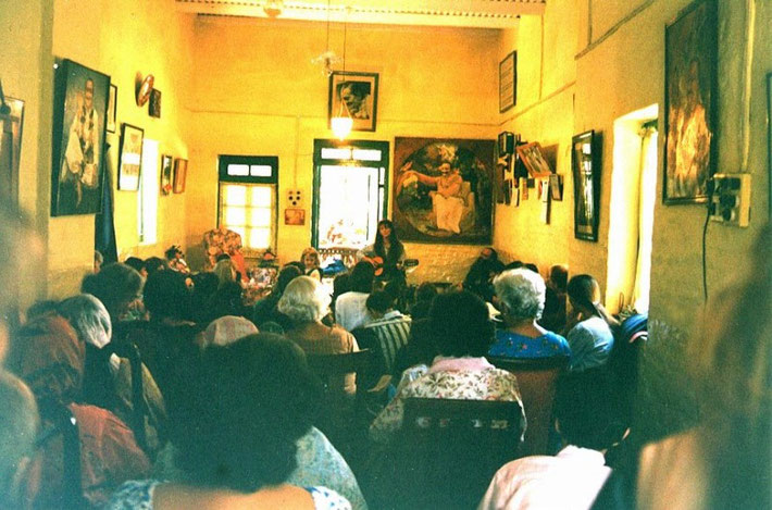 1975 - Mandali Hall - Raine Eastman-Garnett singing ; photo taken by Anthony Zois