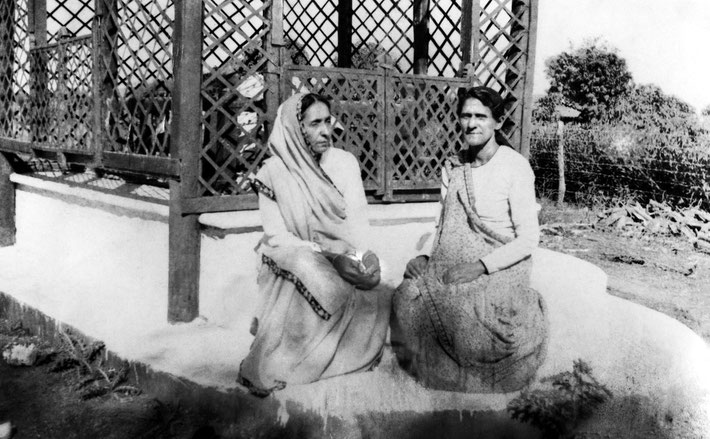 1930s : Gulmai & Pilamai Irani at Shah's tomb at Lower Meherabad, India. Courtesy of MN Publ.