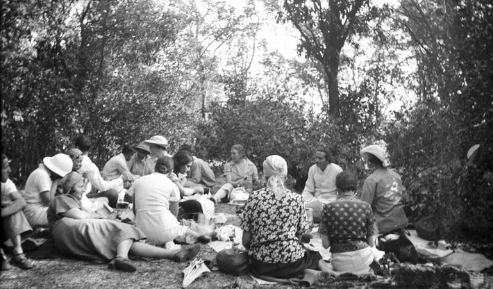 MSI Collection ; India. Nadine is seated at the rear near Baba.