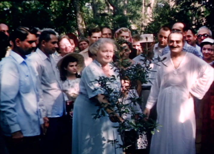 1956 ; LARRY BEHIND ELIZABETH PATTERSON & MEHER BABA AT MYRLE BEACH, SC.