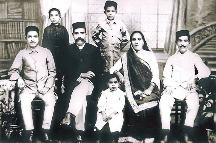 1918 : ( L-R) Merwan ( Meher Baba ), Beheram (standing), Uncle Khodadad (Baba's paternal uncle), Jal ( standing ), Adi Jrn, Shireen and Jamshed.