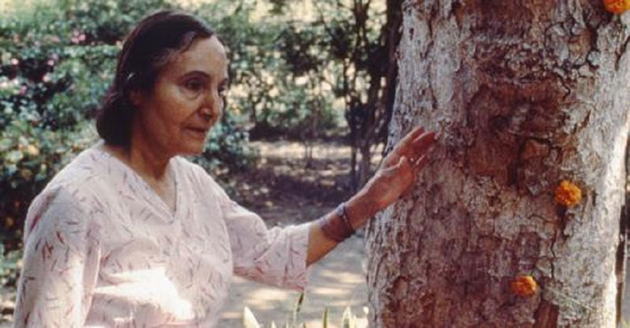 1975-78 : Meher by the tree. Photo taken by Ralph Jackson
