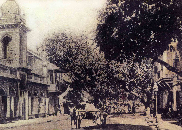 Postcard of Malcolm Tank Road in the 1910s, showing a crowd in the middle of the road possibly observing Hazrat Babajan. Courtesy of the Beloved Archives , NJ.