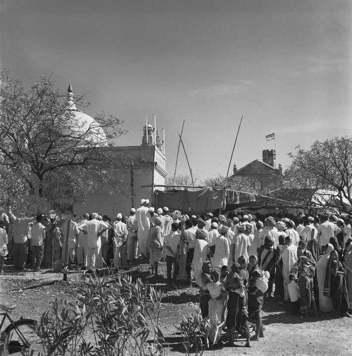 Meherabad : Jan-Feb 1969 Baba's Tomb-shrine 
