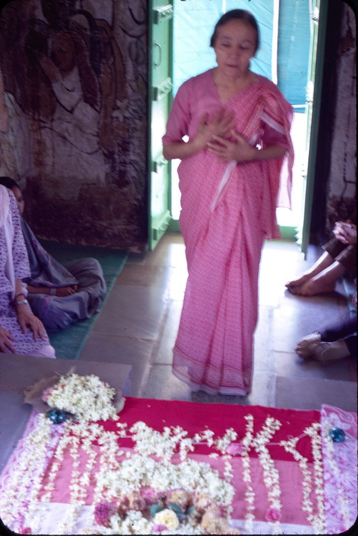 1971 : Mehera in the Samadhi. Photo taken by Clive Adams