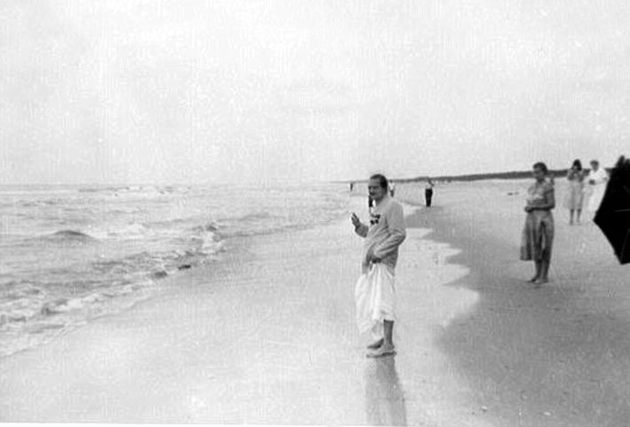 1956 ; Meher Baba on Center Beach ( Arcadia Beach )  