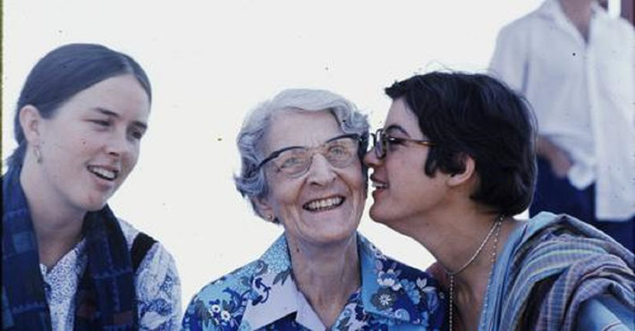 1974-76 : Rano with Vesta Clinton (left) & Heather Nadel (right). Photo taken by Ralph Jackson