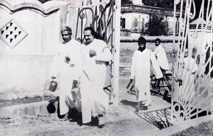 1949 : The New Life - Meher Baba with Adi K. Irani & Gustadji following in Benares, India