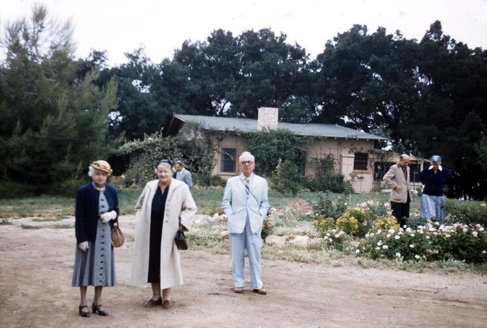 Meher Mount on August 2, 1956 ; Elizabeth Patterson ( white coat ) & Ben Hayman.
