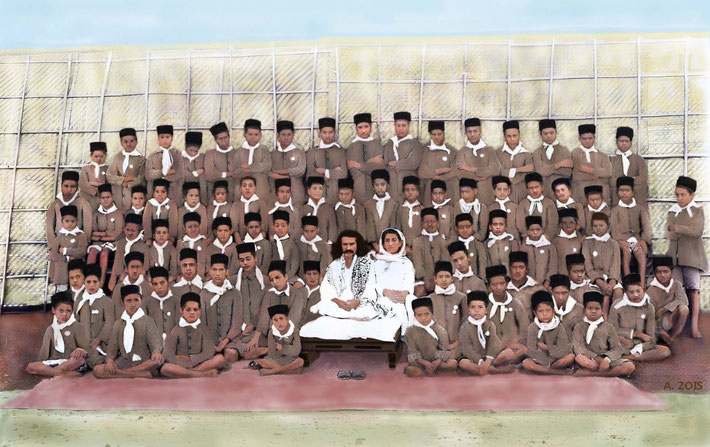 1928 : Abdulla sitting next to Meher Baba along with the boys from the Ashram school. Image rendition by Anthony Zois.