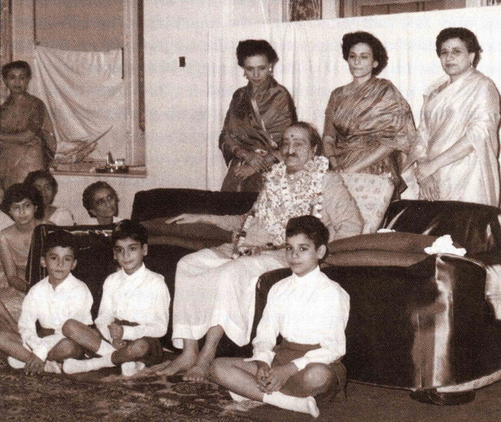 Standing behind Baba are ( L-R ) Arnavaz, Roda & Nargiz. Seated : Sarosh, Falu & Meherwan. Courtesy of Gift of  God book.