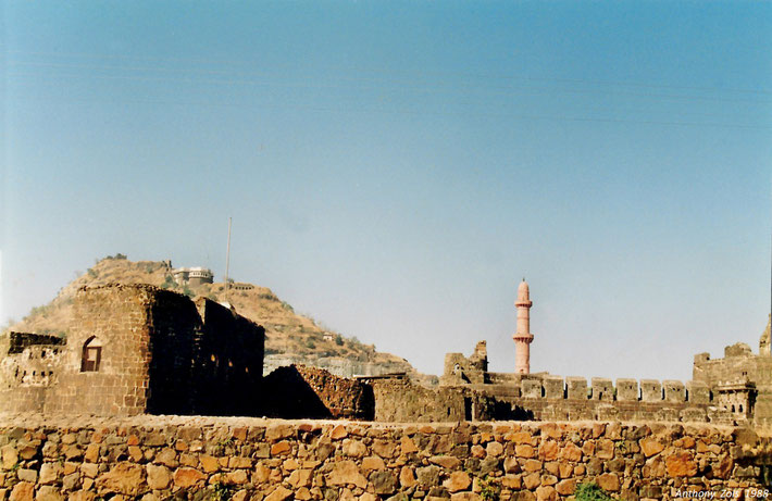 1988 : The Daulatabad Fort & minaret. Photo taken by Anthony Zois.