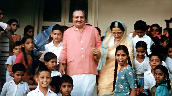 May 1961 : Meher Baba & the Maharani of Baroda with children from Poona at Guruprasad.