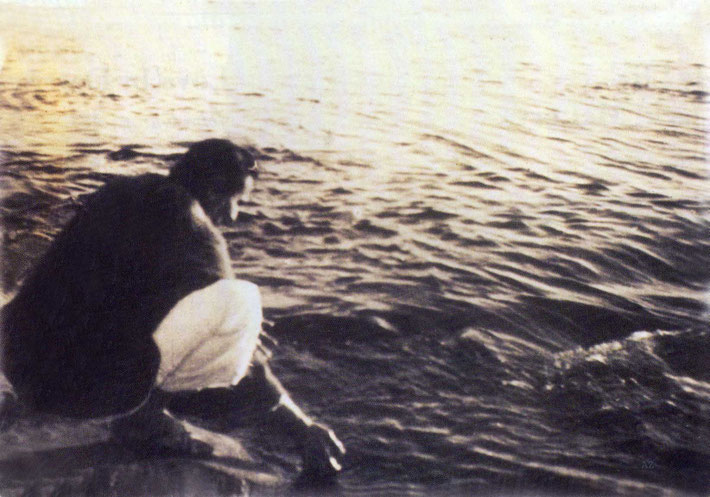 Chritmas Day, 1938 : Meher Baba at the Narmada River. Courtesy of Glow International magazine - Winter 2015