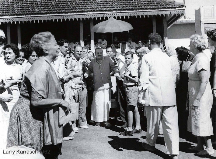 1965 ; India. Meher Baba with his followers, Annarosa of the far left.