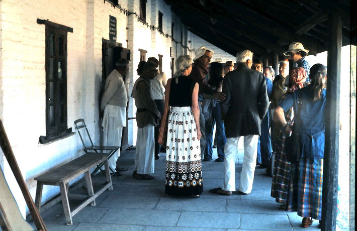 1975 Amatithi, Judith standing next to Padri at Meherabad - photo by Anthony Zois