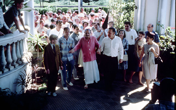 1962 - Guruprasad, Poona ; Henry is behind Baba. Also in the picture is Charles Haynes wearing a brown jacket, Baba holding onto Lud Dimpf ( white shirt ) & Anita de Caro on the far right.