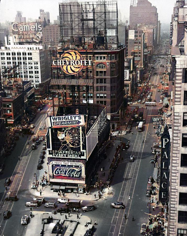 Mid-1930s : Times Square New York City. Colourized by Anthony Zois.