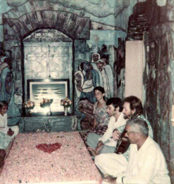 Meher Baba's Samadhi :  ( left ) Mansari,   ( right ) Andrea, Jack Mormon, Calvert Bullock & Nana Kher