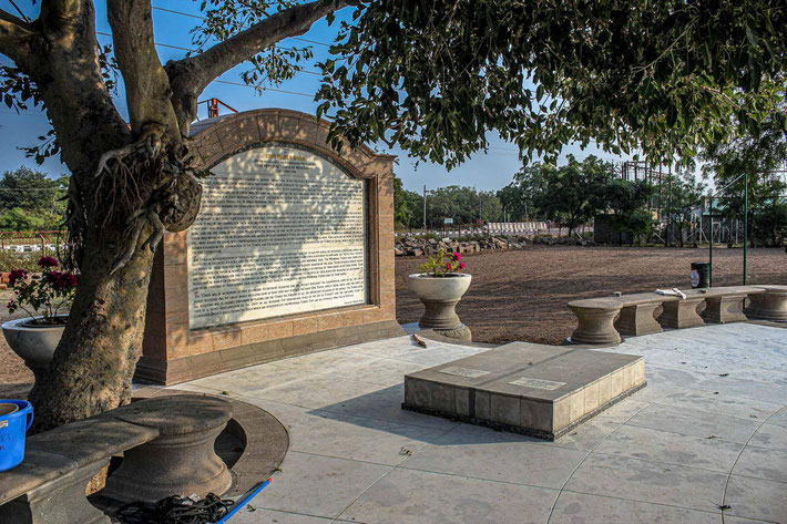 Masaji's grave is next to Chanji's grave.