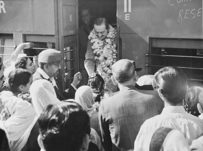 Meher Baba blessing a devotee from the train, Dehra Dun, 1953