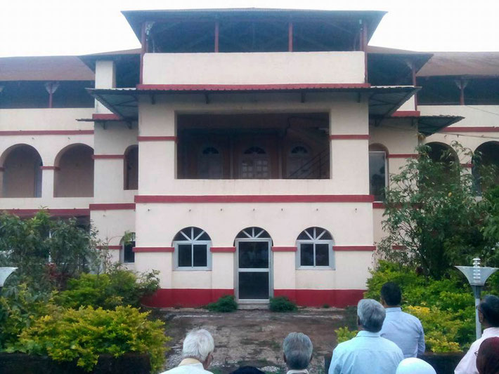 Baba and his entourage stayed in the Rippon Hotel in Mahabaleshwar during his visit to Arthur's Seat.