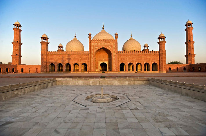 Badshahi Mosque ; Photo by Alissa Everett