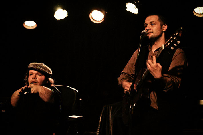 Photo de Barouf Menzotto en co-plateau avec IraeVersCible au Quai'son à Nancy en 2011.