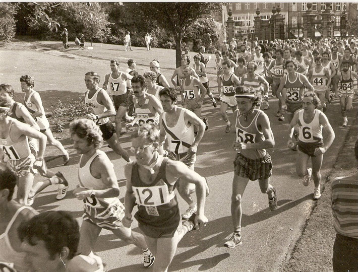 The start of the Two Bridges Race at Dunfermline Glen 1981; Dave Dowdle is no 6, Ken Leyshon is no 7