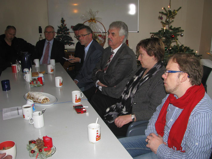 im Gemeinschaftsraum der Feuerwache von links: Howard Jacques, Michael Halama, Jörg Münkenwarf, Holger Ansmann, Karin Evers-Meyer und Sebastian Seide