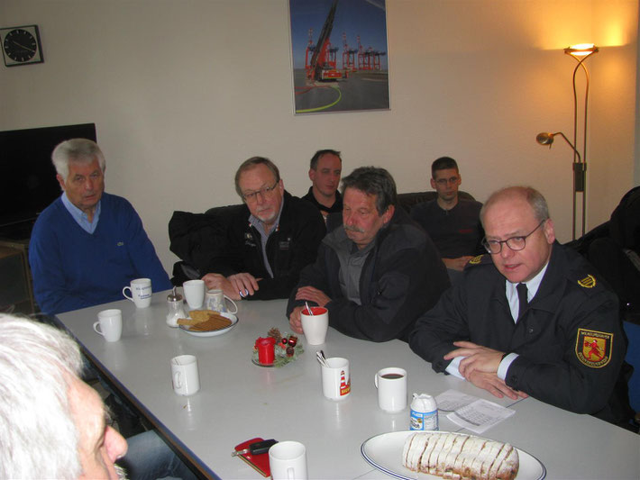 BM Uwe Reese, KV Hartmut Tammen-Henke, ein Rettungssanitäter und Feuerwehr-Chef Steffen Lutter