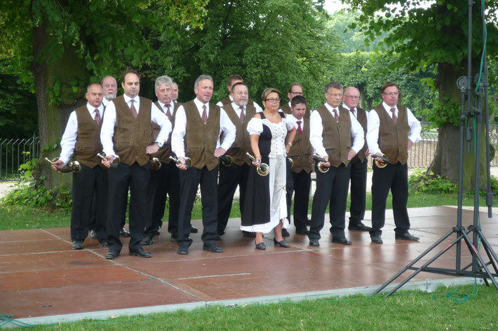 Unser Jagdhornbläsercorps während des Wettbewerbs in Brühl (NRW) vor den strengen Wertungsrichtern