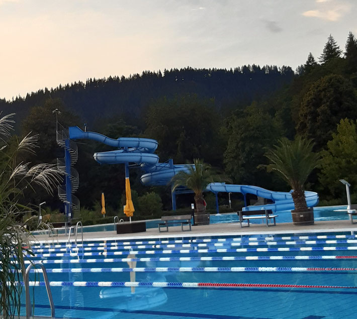Schwimmbecken und Wasserrutsche im Strandbad