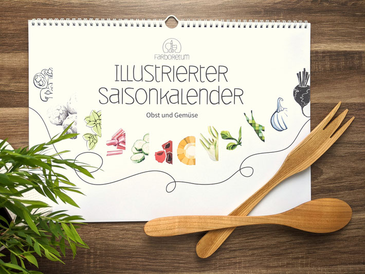 Foto von meinem illustrierten Saisonkalender: dekoriert mit Zierbambus und hölzernem Salatbesteck