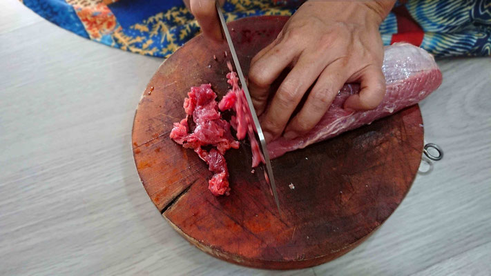 gutes-rindfleisch-fuer-eine-nudelsuppe-pho-bo-verwenden-hauchdünne Scheiben schneiden