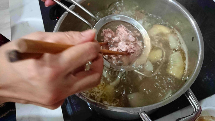 rindfleisch-kurz-kochen-garen-saftig-suppe-pho-nudelsuppe-vietnam