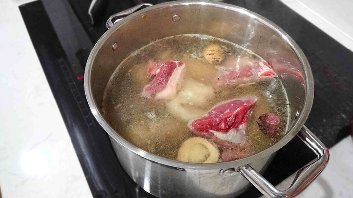 klare-bruehe-fuer-nudelsuppe-pho-bo-ist-wichtig-nudelsuppe-rezept-selber-kochen