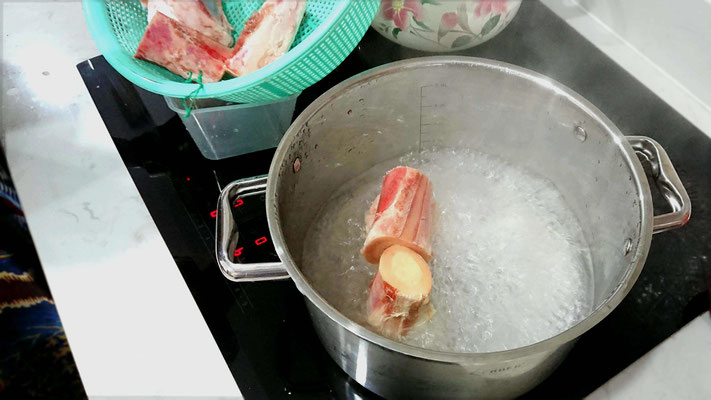 Pho bo-suppe-Reisnudelsuppe-mit-Rindfleisch-kochen