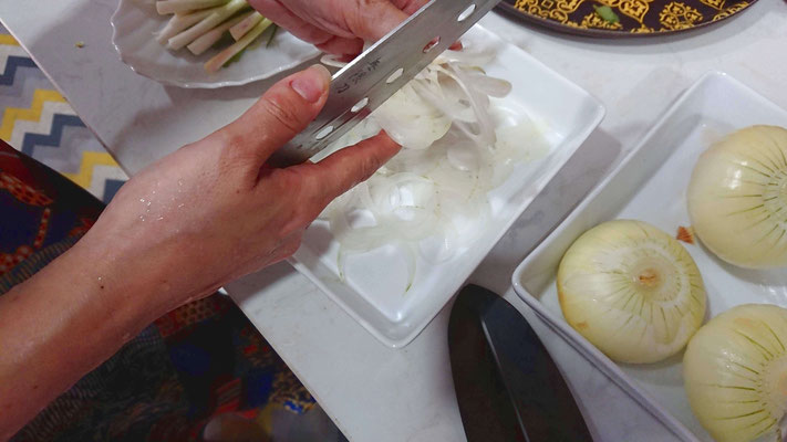 Zutaten-fuer-aromatische-nudelsuppe-aus-vietnam-pho bo