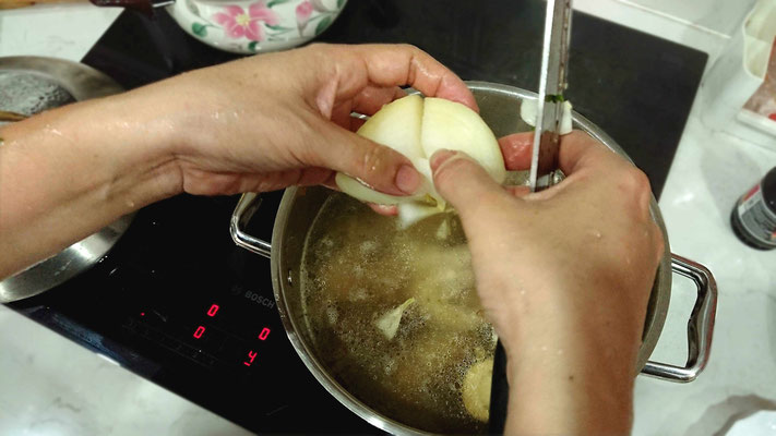 Zwiebel-fuer-pho bo-vietnamesische-nudelsuppe