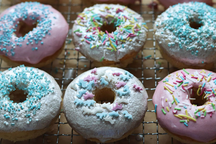 bunte Donuts mit Streusel